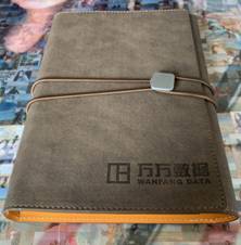 圖片包含 桌子, 行李箱, 行李, 電腦描述已自動生成